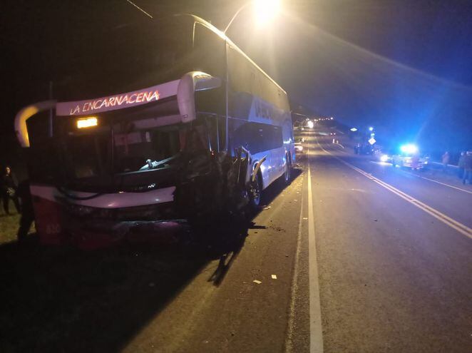 Un colectivo de larga distancia sufrió un accidente de tránsito en San Juan.