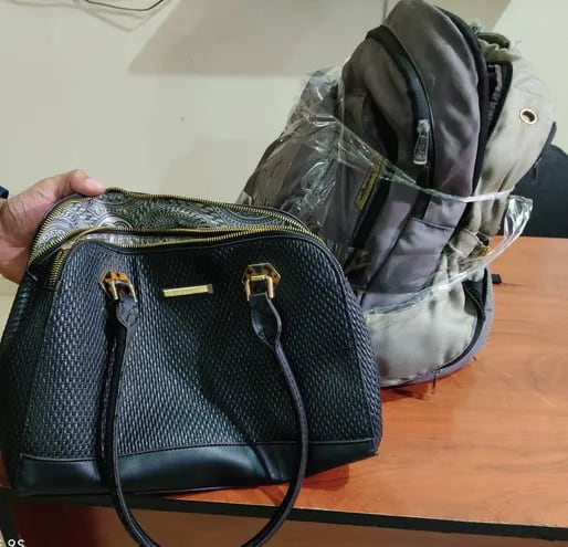 Una cartera y una mochila, evidencias incautadas del poder de las detenidas Romina Leguizamón y Karen Micaela Vargas.