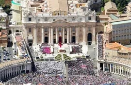 la-plaza-de-san-pedro-de-la-ciudad-del-vaticano-lugar-de-reunion-de-miles-de-fieles-en-los-grandes-actos-catolicos--210156000000-1399004.jpg