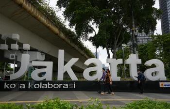 Un grupo de personas camina por las calles de Yakarta, Indonesia.