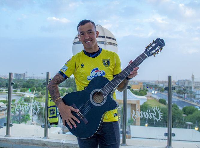 Kaku Romero posa con una guitarra en el balcón de su hotel en Arabia Saudí. Fue en diciembre pasado