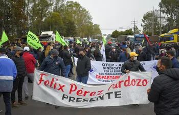Una multitud de camioneros y gremios docentes cierran de forma intermitente el cruce Villarrica-Paraguarí, sobre la ruta PY08.