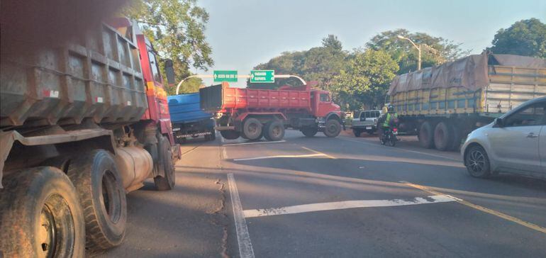 Camioneros bloquearon el paso de otros vehículos ayer, lunes, en el marco de las protestas contra la suba de los combustibles.