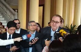 Roberto González Vaesken, gobernador de Alto Paraná, habla con la prensa en el Palacio de López, este miércoles.
