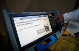 Una de las máquinas de votación utilizadas por el TSJE.