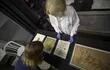 Arqueólogos hallaron en Israel fragmentos de una biblia de unos 2.000 años de antigüedad.