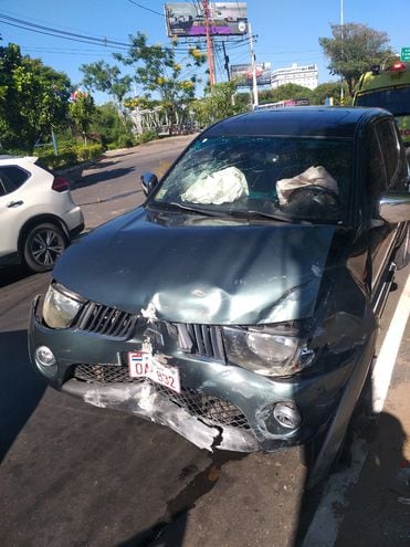 La camioneta conducida por Alejandro Jesús Álvarez Miranda chocó contra el cuartel de Bomberos Voluntarios. Se presume estado de ebriedad del conductor.