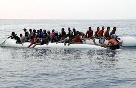 endebles-embarcaciones-llenas-de-personas-cruzan-sin-cesar-el-mediterraneo-desde-el-norte-de-frica-a-europa--201727000000-1567747.jpg
