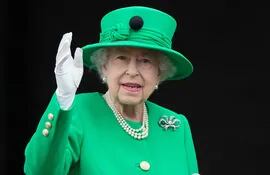 Isabel II fue también un icono de moda repitiendo una sola y sencilla fórmula: abrigo recto y vestido con largo por debajo de la rodilla de colores brillantes.