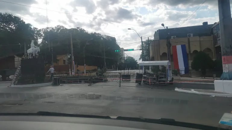 Cierran calles frente a la Municipalidad de Lambaré por preparativos del juramento del nuevo Intendente, Guido González.