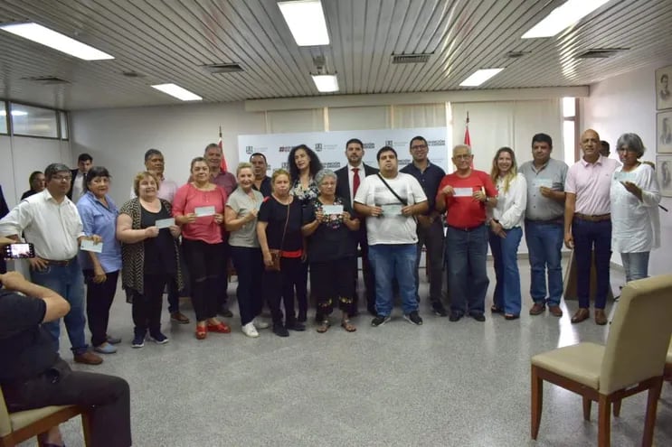 Los cheques fueron entregados esta semana en la Municipalidad de Asunción a los representantes.