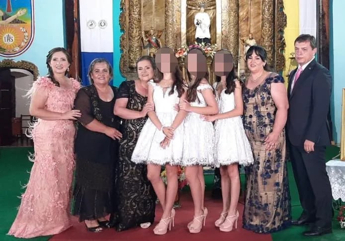 Familiares o invitados posan con las hijas del intendente de San Estanislao, Agustín Ovando, durante la fiesta celebrada en la noche del sábado.