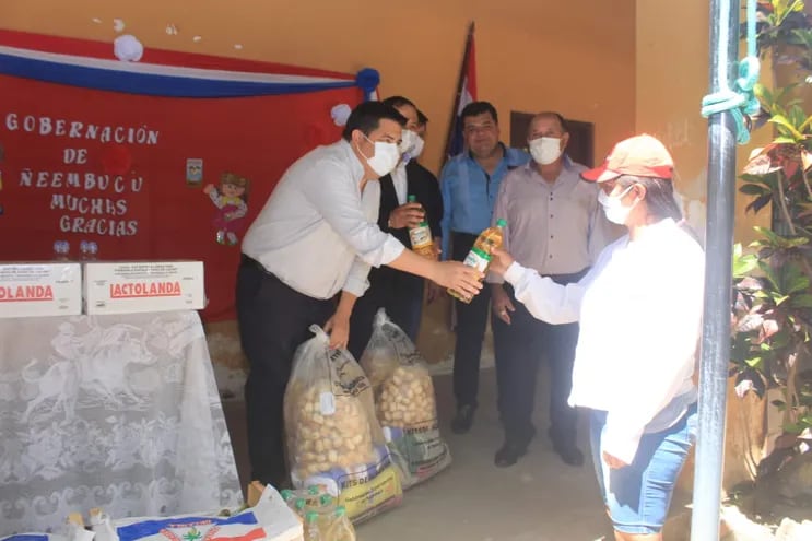 El gobernador de Ñeembucú, Luis Benítez Cuevas hace entrega de los kits de víveres para los alumnos la escuela de Gral Díaz.