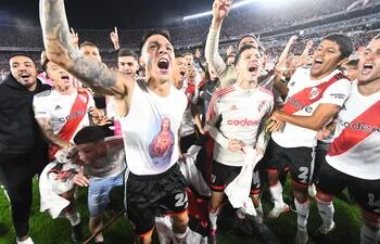 Enzo Pérez, Nacho Fernández, Robert Rojas y González Pires festejan el triunfo de River al finalizar el partido.