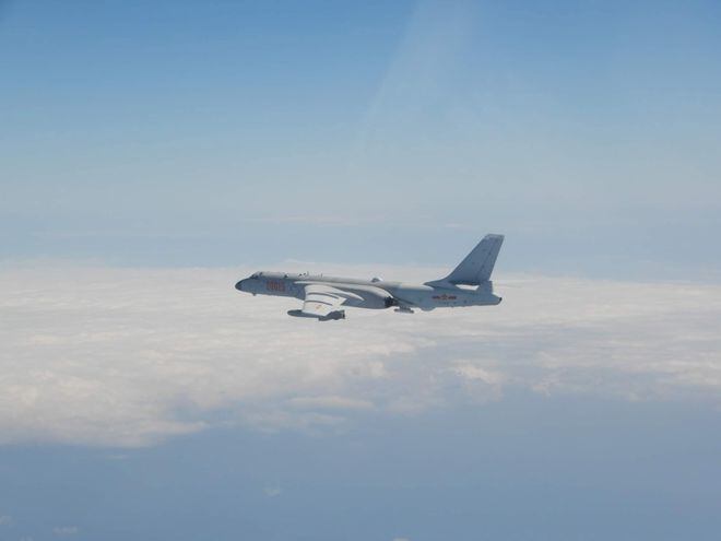 Imagen cedida por el Ministerio de Defensa taiwanés en la que se observa a un bombardero chino PLA Xian H-6 incursionando en la ADIZ de Taiwán. (EFE/EPA)