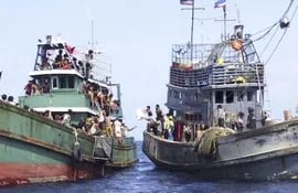 un-grupo-de-inmigrantes-pide-ayuda-desde-un-barco-a-la-deriva-en-el-mar-cerca-de-malasia-efe-200421000000-1329991.jpg