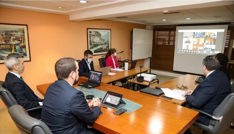 Iván Haas, viceministro de Economía, y Humberto Colmán, miembro del directorio del BCP, participaron de la reunión virtual realizada en la fecha (Foto gentileza de Hacienda).