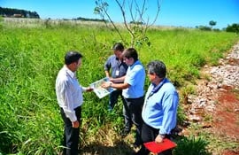 Un grupo de técnicos de la Itaipu evaluaron el terreno que será reforestado.