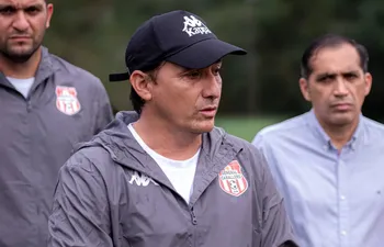 El paraguayo Aureliano Torres en la presentación como nuevo entrenador de General Caballero de Juan León Mallorquín.