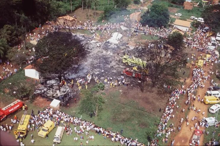 El lugar de impacto de la aeronave, en Mariano Roque Alonso. Fallecieron 22 personas.