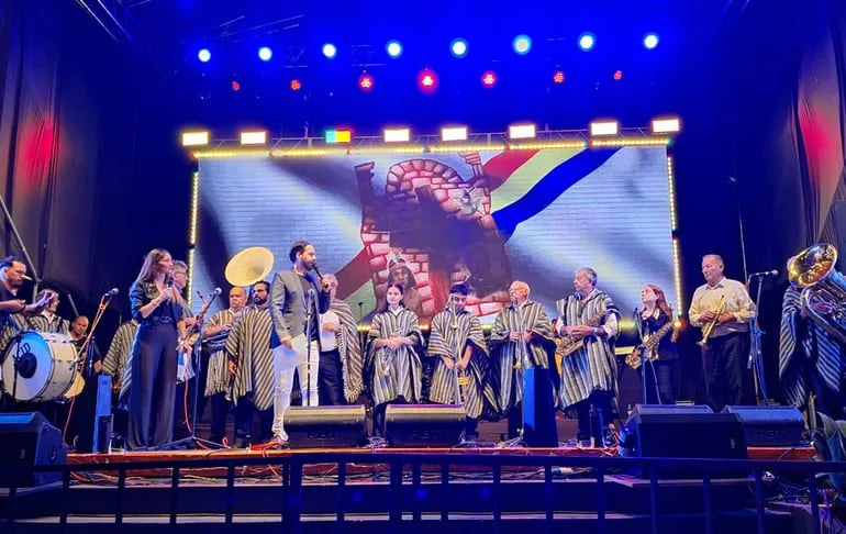 La Banda Santa Rosa fue la primera en actuar en el escenario montado para la Serenata a Encarnación, que comenzó minutos antes de las 20:00.