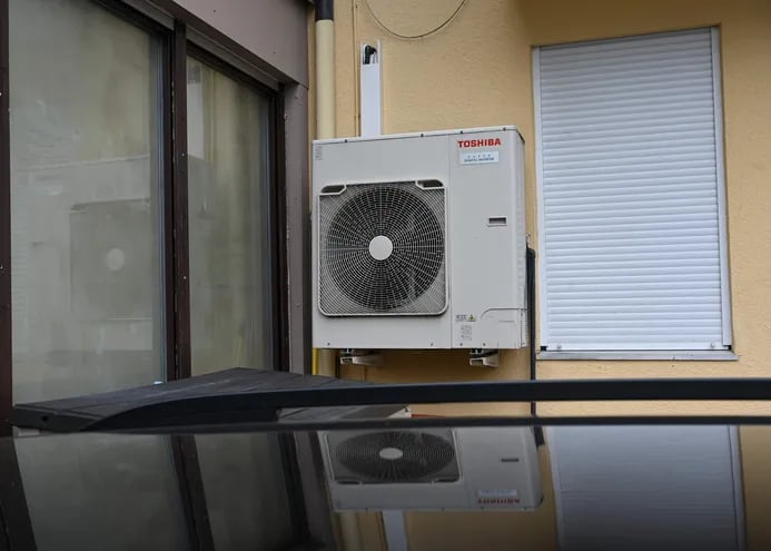 This picture taken on July 28, 2023 shows air conditioning technology outside a building housewall, in the Bavarian village of Fuerstenfeldbruck, southern Germany, on July 28, 2023. (Photo by Christof STACHE / AFP)