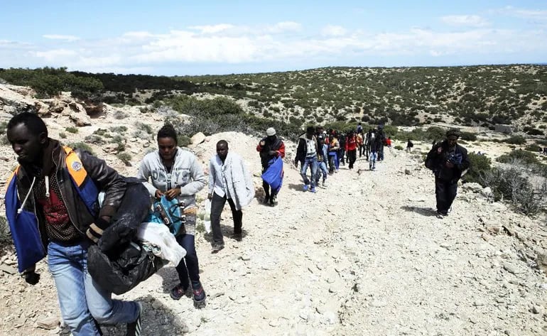 El Parlamento griego aprobó este martes una enmienda presentada por el gobierno conservador que prevé conceder permisos de residencia y trabajo a unos 30.000 inmigrantes irregulares para hacer frente a la escasez de mano de obra.