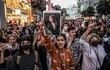 Un manifestante sostiene un retrato de Mahsa Amini durante una manifestación en apoyo de Amini, una joven iraní que murió después de ser arrestada en Teherán por la policía de moralidad de la República Islámica, en la avenida Istiklal en Estambul el 20 de septiembre de 2022.