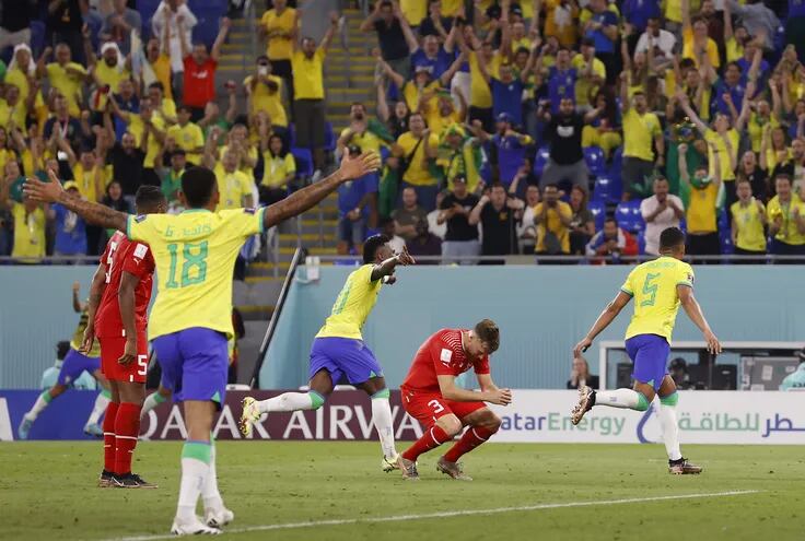 Festejo de los brasileños tras el gol que le dio la victoria ante Suiza. El tanto lo marcó Casemiro (5)