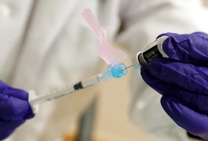 Una enfermera del Hospital Clinic de Barcelona prepara una dosis de la vacuna Pfizer BioNTech.