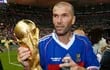 Zinedine Zidane con el trofeo de la Copa del Mundo FIFA que conquistó en 1998.