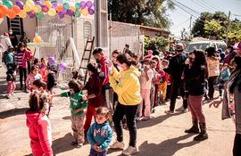 Imágenes en uno de los eventos del año pasado de los jóvenes del grupo AMEP con los niños y niñas de la zona de Bañado Norte.