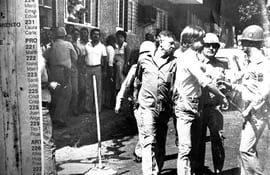 El periodista José Luis De Tone, en el momento de la detención por la policía stronista el día del cierre de ABC Color el 22 de marzo de 1984.