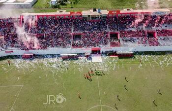 Fiesta en las gradas del estadio Municipal de Carapeguá, donde se dio el triunfo “Potro”.  (Foto: Juan Ramírez)