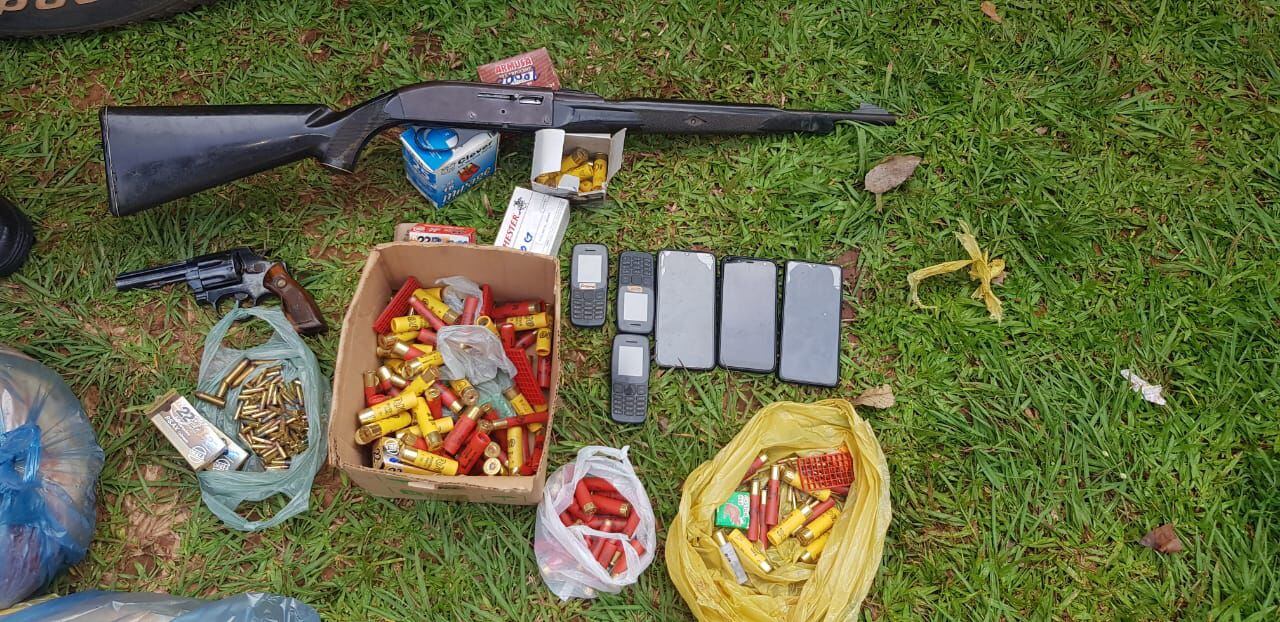 Armas de fuego, proyectiles, cartuchos y aparatos celulares fueron confiscados del poder de los arrestados.