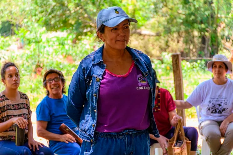 Alicia Amarilla, coordinadora nacional de la Organización de Mujeres Campesinas e Indígenas (Conamuri), realiza actividades políticas y organizativas, en Asunción. Ella es de la comunidad, Repatriación.