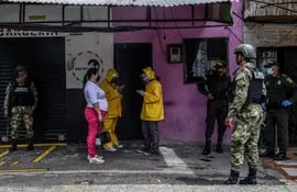 Las autoridades locales entrevistan a los residentes del barrio de Santa Cruz en Medellín, Colombia, el 1 de junio de 2020 durante la pandemia de coronavirus Covid-19.