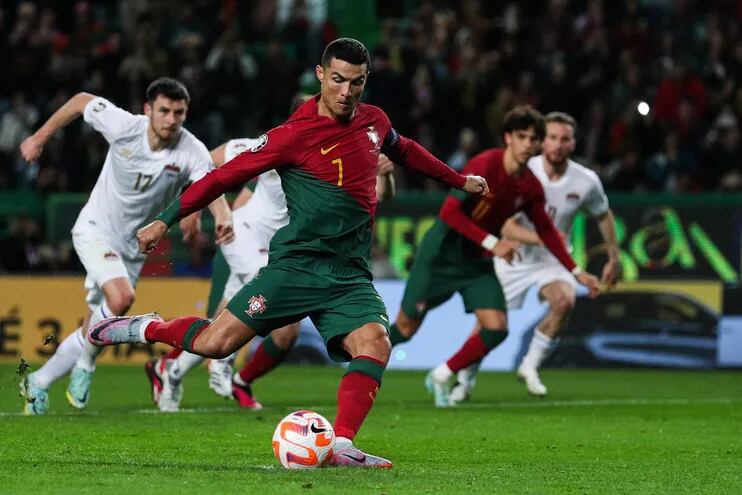 Cristiano Ronaldo marcó ayer dos goles, uno de penal y otro de tiro libre, en la victoria 4-0 de Portugal.