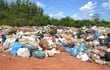 Las basuras se acumulan desordenadamente en el vertedero municipal.