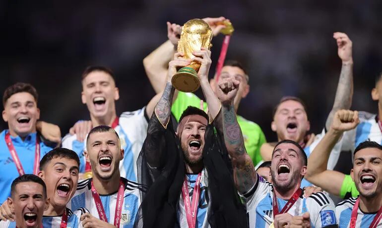 Lionel Messi (centro) de Argentina levanta el trofeo de la Copa Mundial después de ganar la final de la Copa Mundial de la FIFA 2022 entre Argentina y Francia en el estadio Lusail, Lusail, Qatar, el 18 de diciembre de 2022.