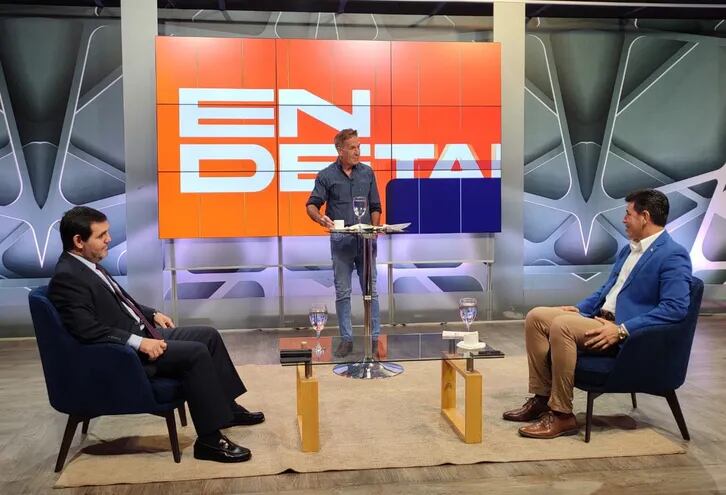 Manuel Riera y el senador Víctor Ríos durante el programa "En detalles", emitido por ABC TV.