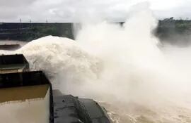 la-central-hidroelectrica-de-itaipu-tuvo-que-verter-agua-por-su-vertedero-a-raiz-de-las-recientes-lluvias-en-la-zona--203718000000-1595185.jpg