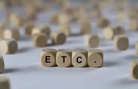 Dados de madera que forman la palabra ETC.