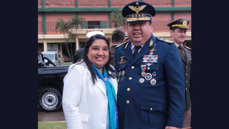 Marta Graciela Cabrera y su marido, el general Arturo González Ocampo, el 27 de julio, cuando fue condecorado con la medalla de honor al mérito del Ejército. Hoy cayó detenido en el marco del operativo Dakovo, contra el tráfico de armas.