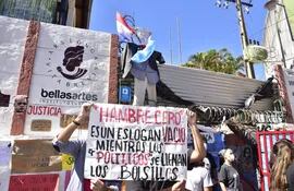 Manifestación de estudiantes del Instituto Superior de Bellas Artes en contra de Hambre Cero.