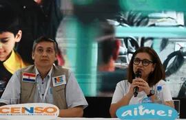 El director del Instituto Nacional de Estadísticas (INE), Ivan Ojada y la directora de Estadísticas Sociales y Demográficas, en rueda de prensa, este miércoles al final de la jornada censal.