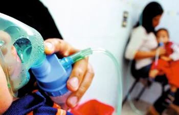 Los niños son el grupo etario más afectado por las dolencias respiratorias, según el registro de consultas en los hospitales públicos.