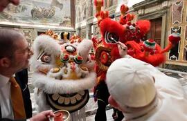 El papa Francisco recibe a una delegación chino.italiana en el Vaticano.