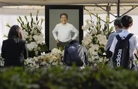 Imagen del primer ministro Shinzo Abe. Decenas de seguidores se acercaron a rendirle un homenaje póstumo. (EFE)