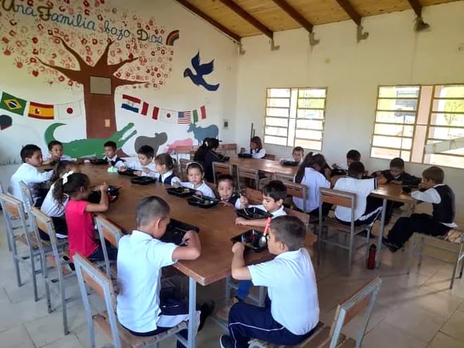 Alumnos de la escuela Andrés Rivarola Queirolo de Toro Pampa, del distrito de Fuerte Olimpo, durante el almuerzo escolar en el comedor de la institución.